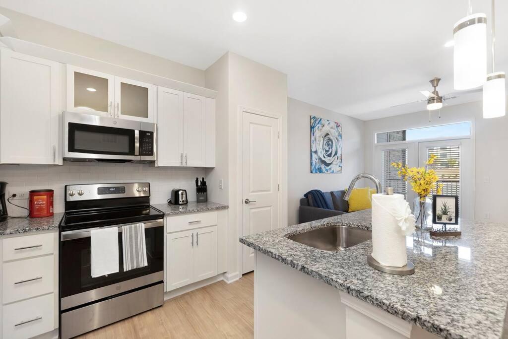 Stylish New Condo In Concord Exteriör bild